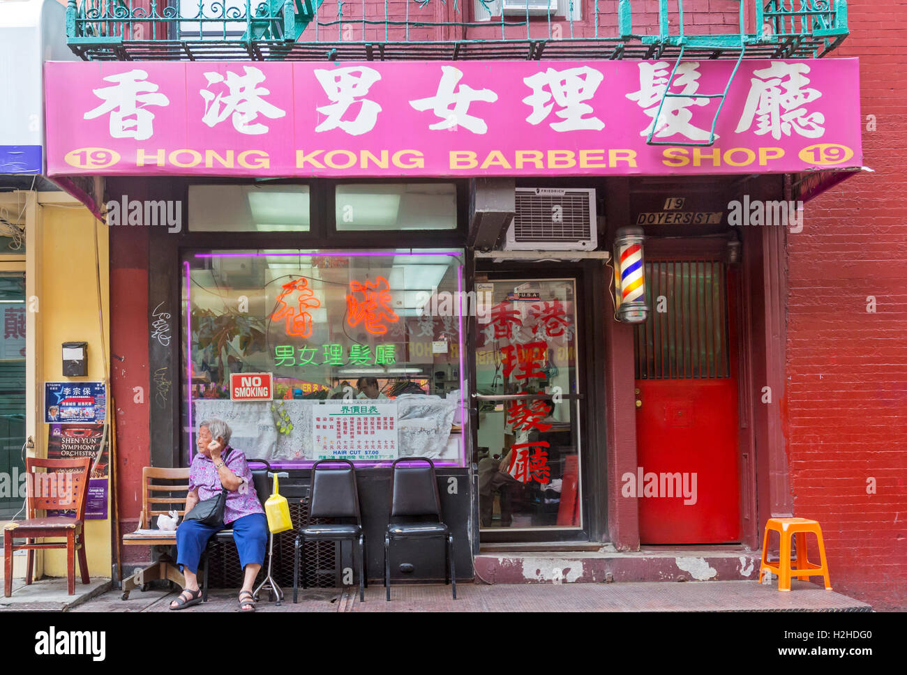 Männer bekommen Abschläge auf Doyers Street in Chinatown Barber Shop in New York City. Stockfoto