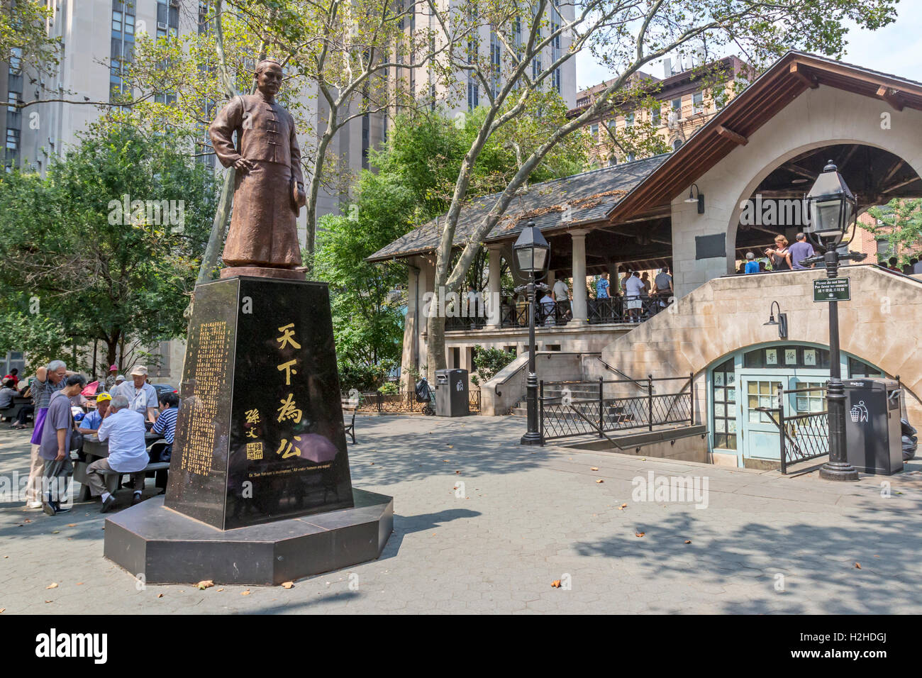 Familien der chinesischen Amerikaner im Columbus Park in Chinatown in New York City spielen chinesisches Schach, auch bekannt als Xiangqi. Stockfoto