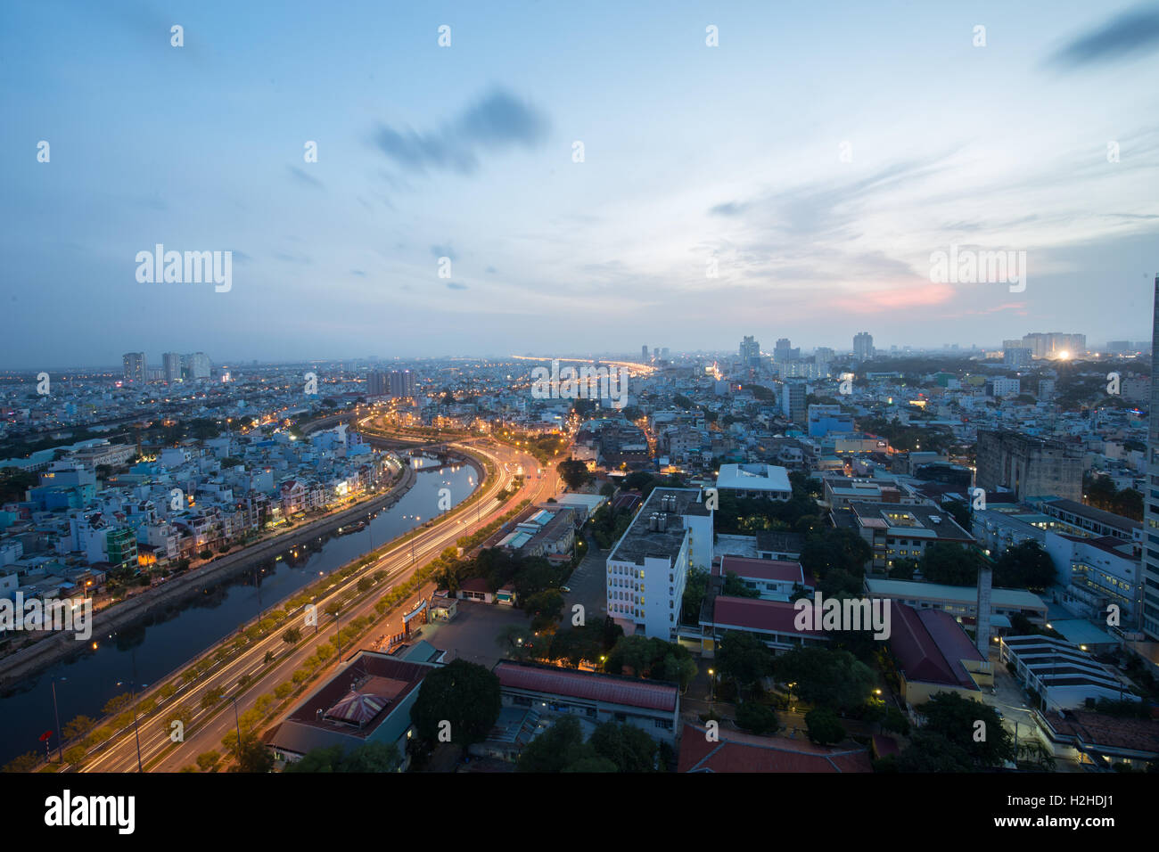 Draufsicht der Stadt Scape Saigon River in der Nacht. Stockfoto