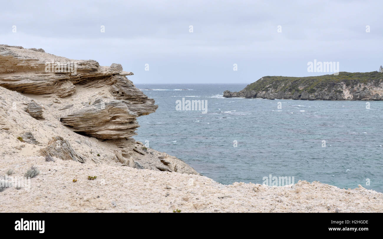 Detail des Kalksteins am Weißpunkt Klippe mit Blick auf eine Insel im Great Southern Ocean in Hamelin Bay, Westaustralien Stockfoto