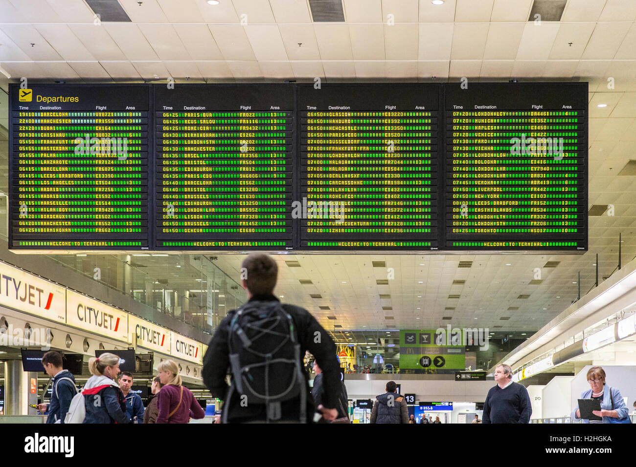 Person in der Liste Abflüge board Flughafen Dublin suchen Stockfoto