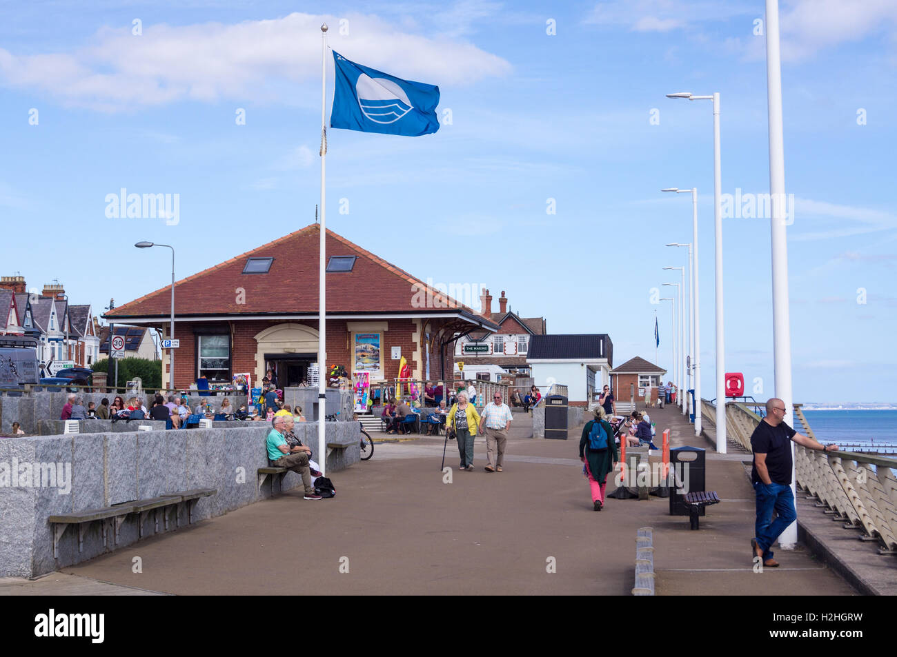 Strand mit blauer Flagge Fahne auf der Promenade, Hornsea, East Riding, Yorkshire, England Stockfoto