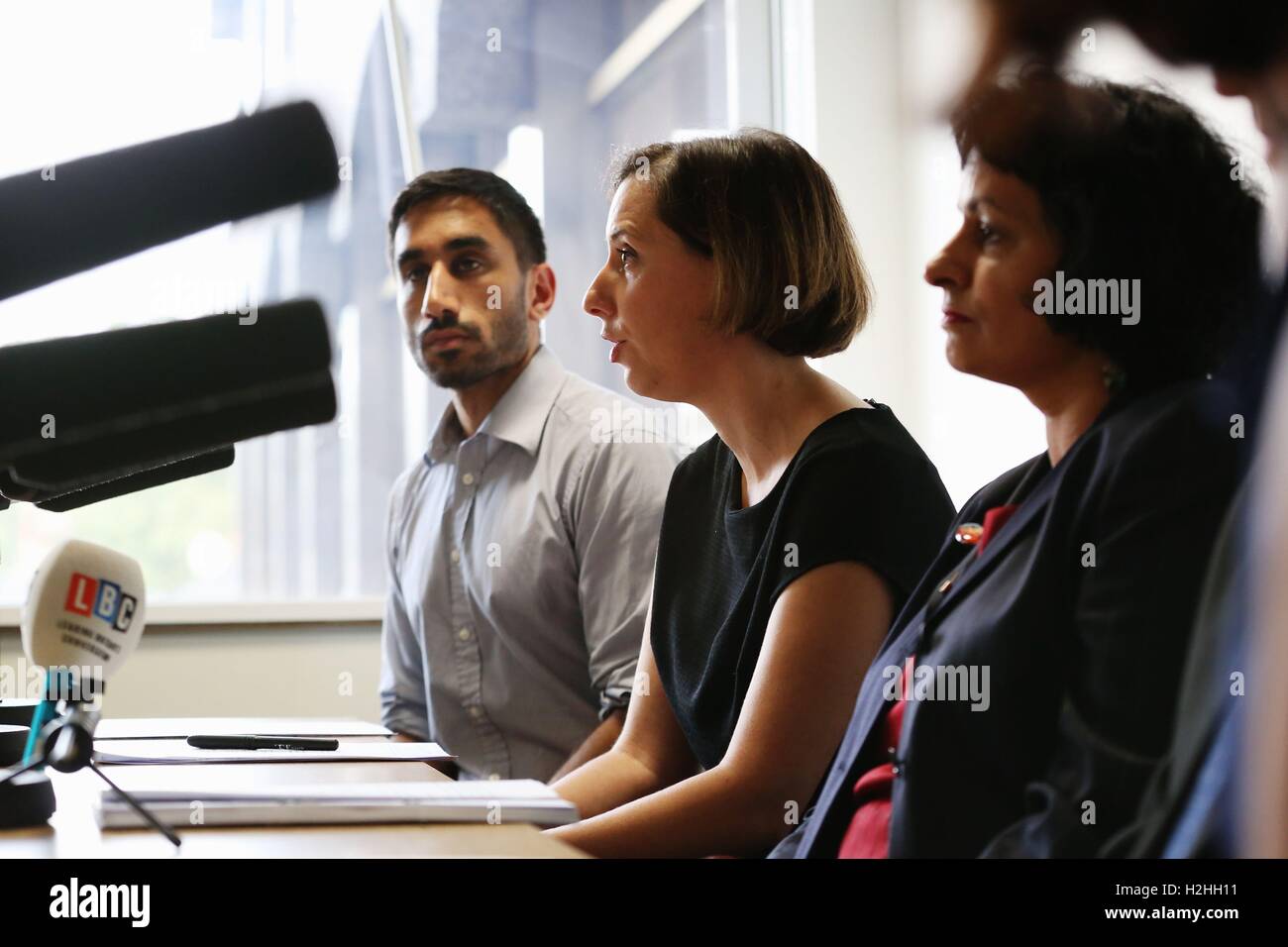 (Von links) A&E-Arzt Dr. Amar Mashru, GP-Auszubildende Dr. Frau Dr. Frau Silman und Saimo Chahal QC bei einer Pressekonferenz in London, nachdem Gesundheitsminister Jeremy Hunt einen Kampf mit Assistenzärzten über einen Personalvertrag vor einem High Court gewonnen hatte. Stockfoto