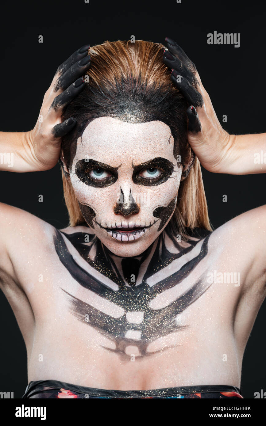 Frau mit Skelett Halloween Make-up auf schwarzem Hintergrund Stockfoto