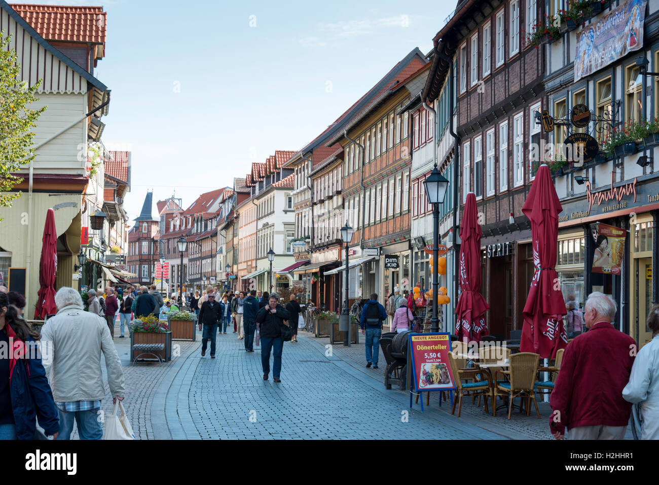 WERNIGERODE, Deutschland, SEPTEMBER 21,2016: unbekannte Menschen beim Einkaufen in den Straßen von Wernigerode am 21. September 2016, das Vil Stockfoto