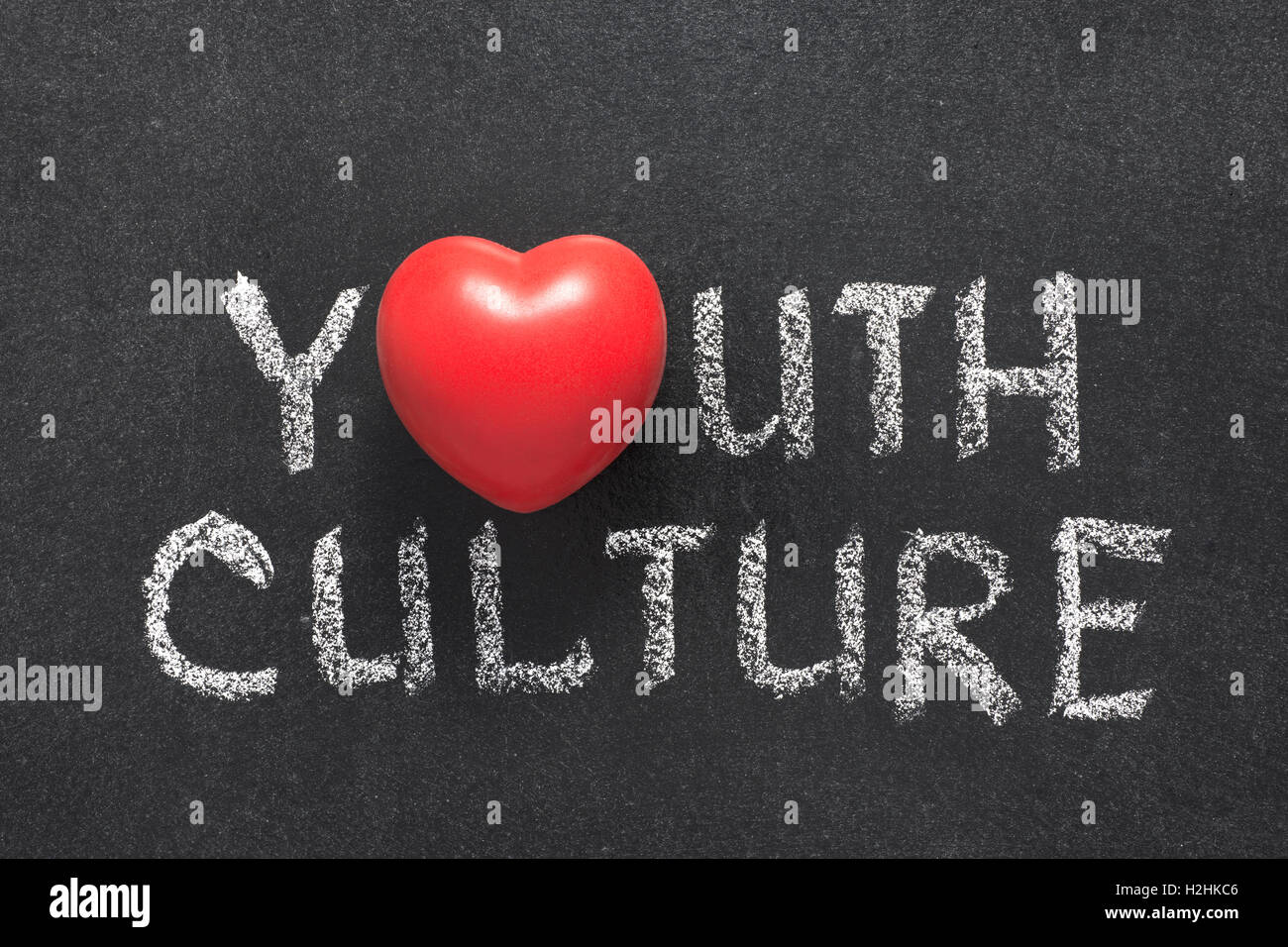 Jugend-Kultur-Satz handschriftlich auf Tafel mit Herzsymbol statt O Stockfoto