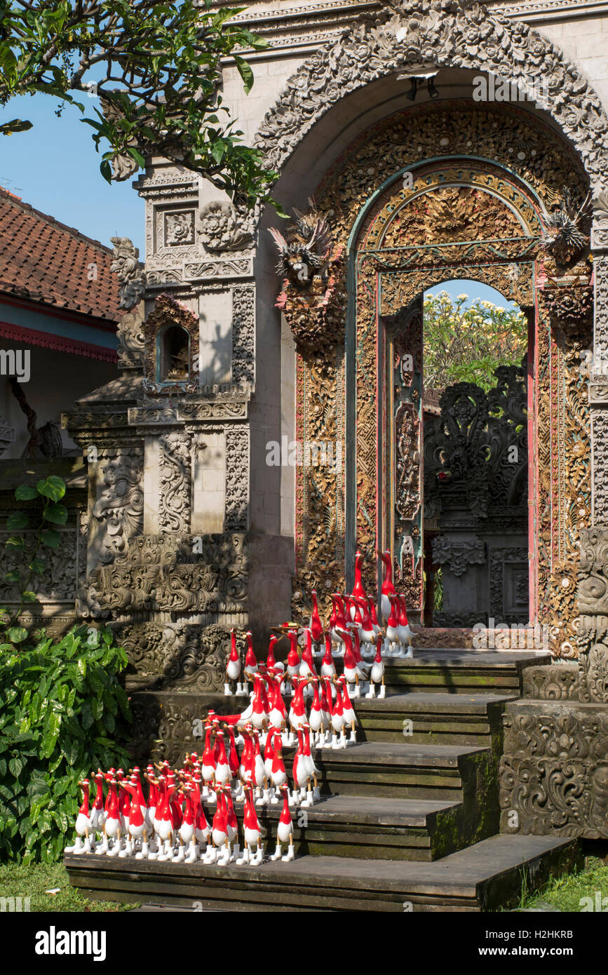 Monkey Forest Road, Negara Galerie, Ubud, Bali, Indonesien Enten Kunstinstallation auf Schritte des traditionellen Tor Stockfoto