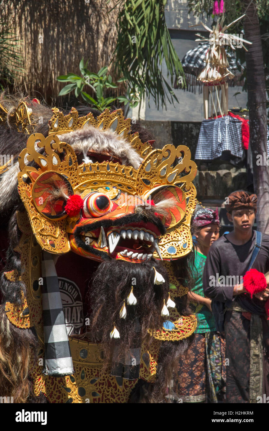 Indonesien, Bali, Ubud, Jalan Dewi Sita, Kuningan Festival, Kinder Fundraising mit Barong Löwe Figur Stockfoto