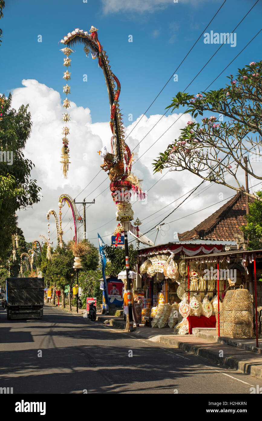 Payangan, Ubud, Bali, Indonesien Kuningan, Drachen Penjor Festdekoration Stockfoto