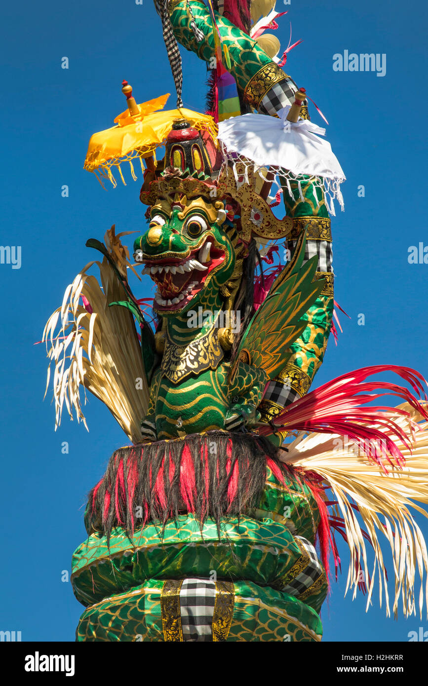 Indonesien, Bali, Ubud, Kuningan, Drachen Penjor Festdekoration Stockfoto