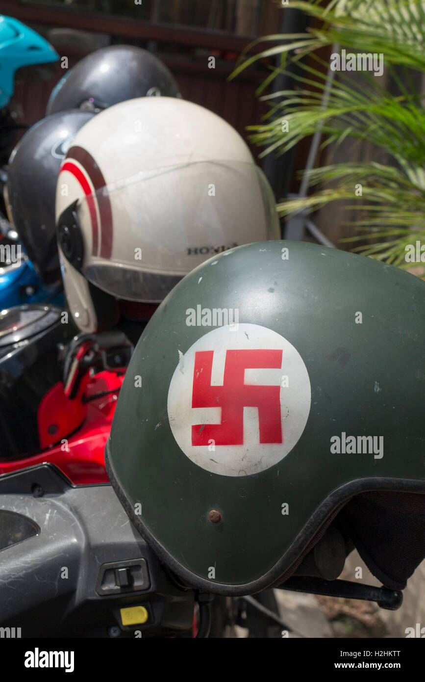 Indonesien, Bali, Kuta, Jalan Pantai Kuta, Motorrad-Helm mit Hindu Hakenkreuz-symbol Stockfoto