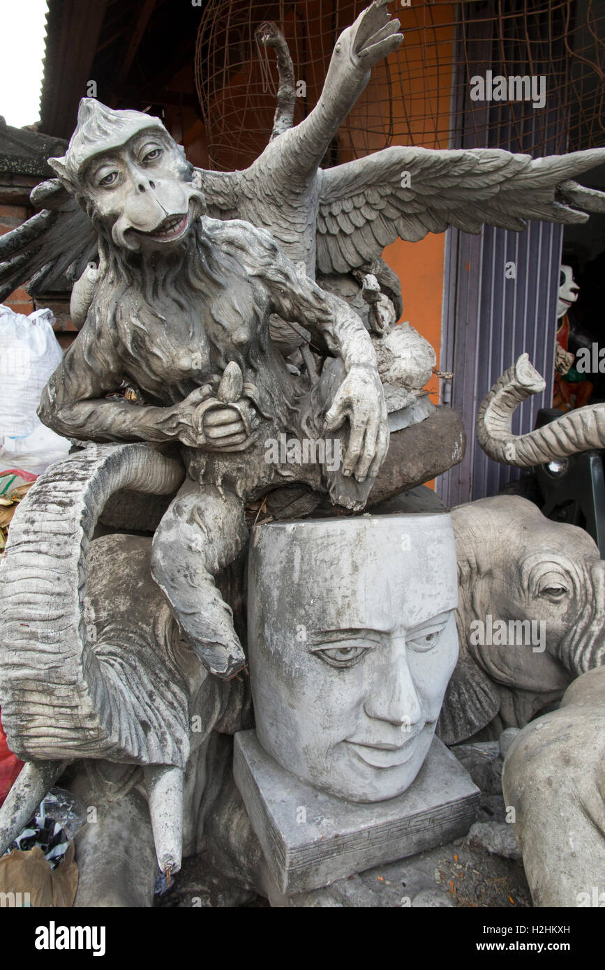 Indonesien, Bali, Ubud, Jalan Raya Peliatan Skulpturen außerhalb Gebrauchsgrafik Werkstatt Stockfoto
