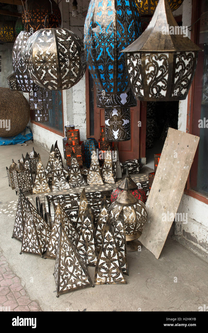 Indonesien, Bali, Mas, shop Metall Leuchten gemacht für den Export auf den europäischen Markt zu verkaufen Stockfoto