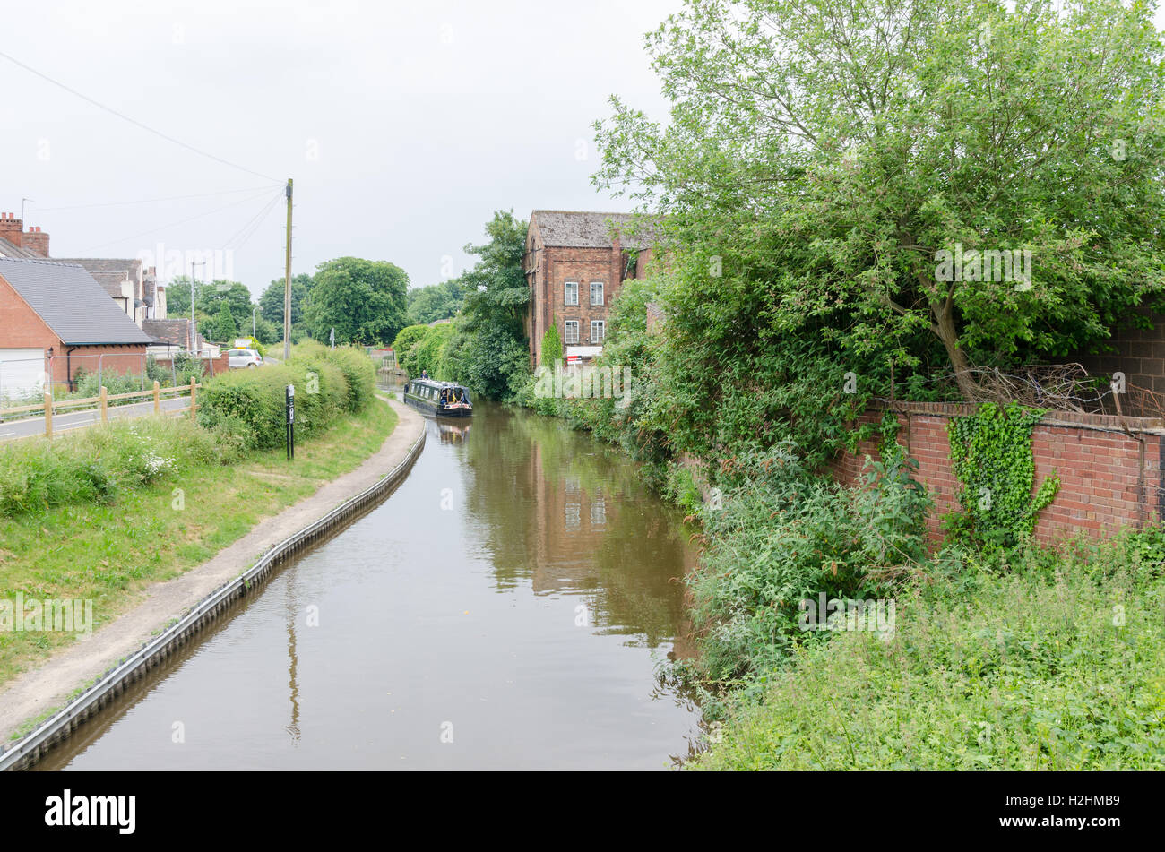 Die Trent und Mersey Kanal durchzieht die Staffordshire Stadt Rugeley Stockfoto