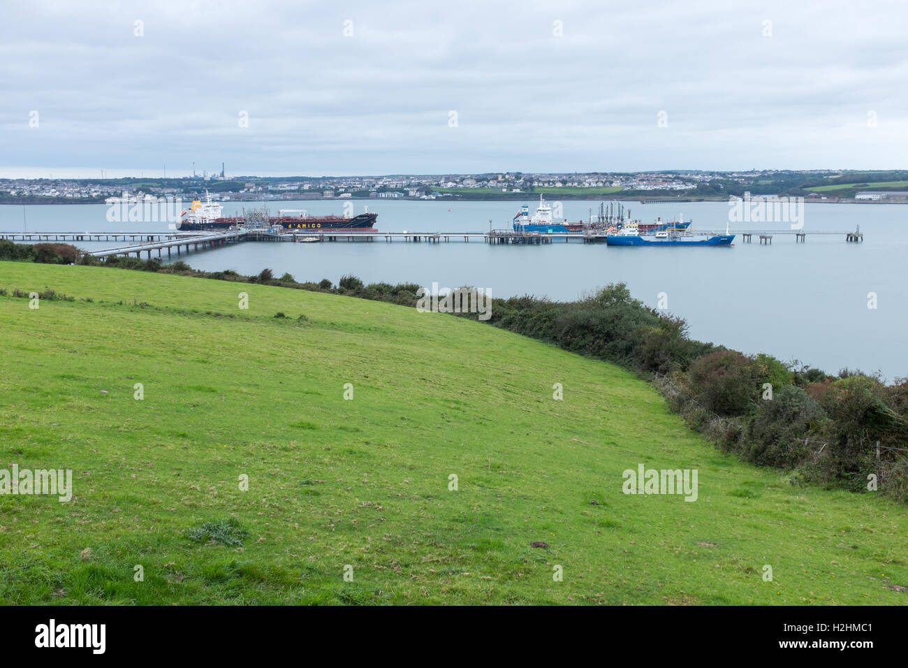 Öltankschiffe angedockt am Milford Haven, Pembrokeshire, Wales Stockfoto