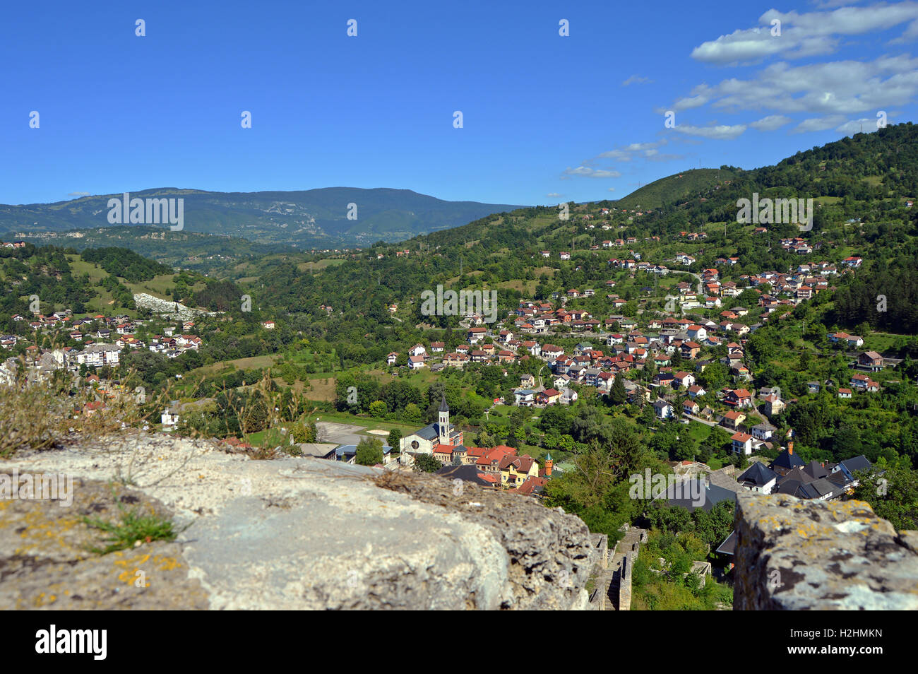 Unter Sommer nach Europa reisen. Panoramablick vom alten Schloss in Jajce, Bosnien und Herzegowina Stockfoto