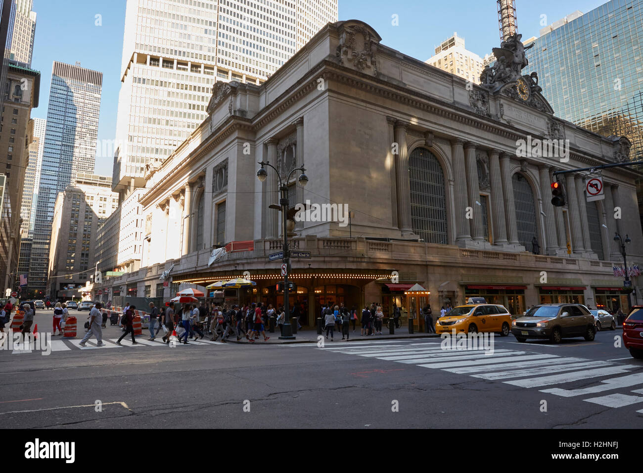 USA: New York, NY, 24 September 2016 East 42nd St, Grand Central Area, Statue des Herme über Grand Central Terminal Eingang ist. Stockfoto