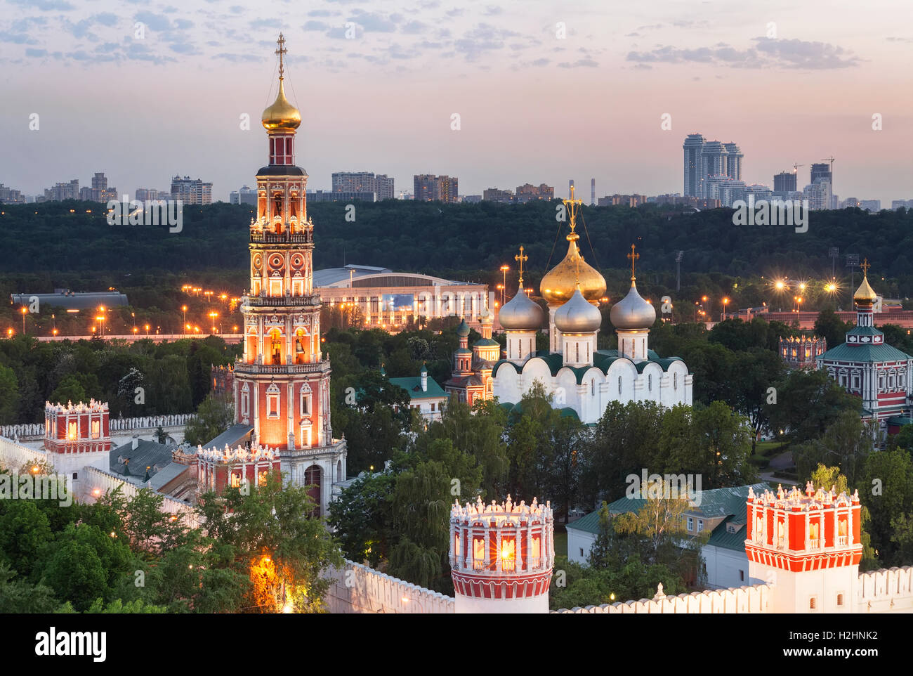Nowodewitschi-Kloster (am Abend), auch bekannt als Bogorodize-Smolensky Kloster, Moskau, Russland Stockfoto