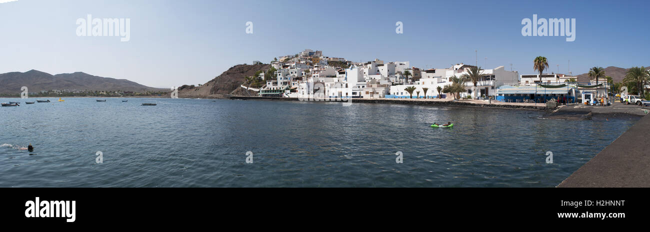 Fuerteventura, Kanarische Inseln, Nordafrika, Spanien: Blick auf den Hafen und die Skyline von dem kleinen Fischerdorf Las Playitas Stockfoto