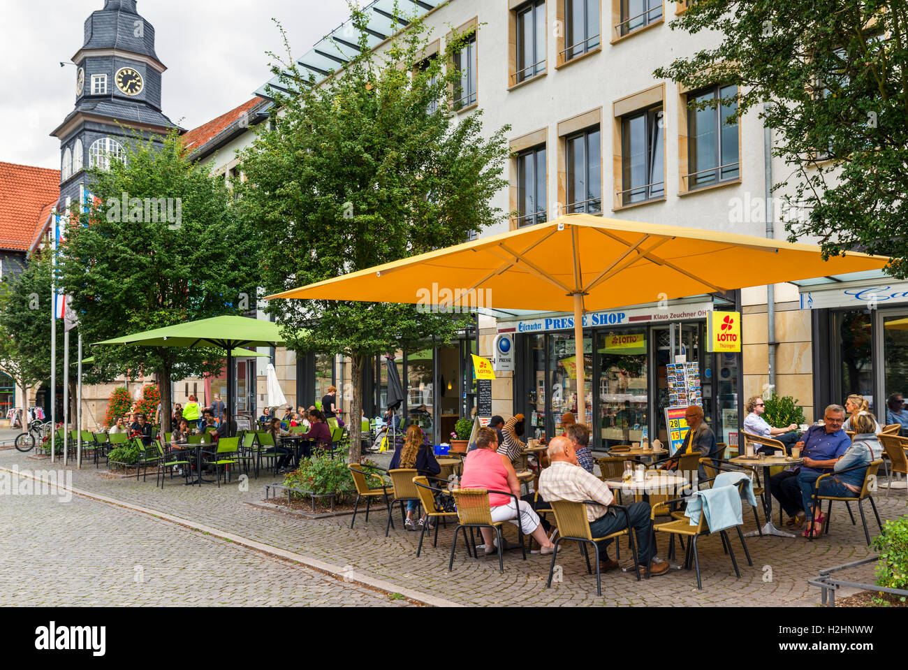 Straßencafé im Stadtzentrum, Markt, Eisenach, Thüringen, Deutschland Stockfoto