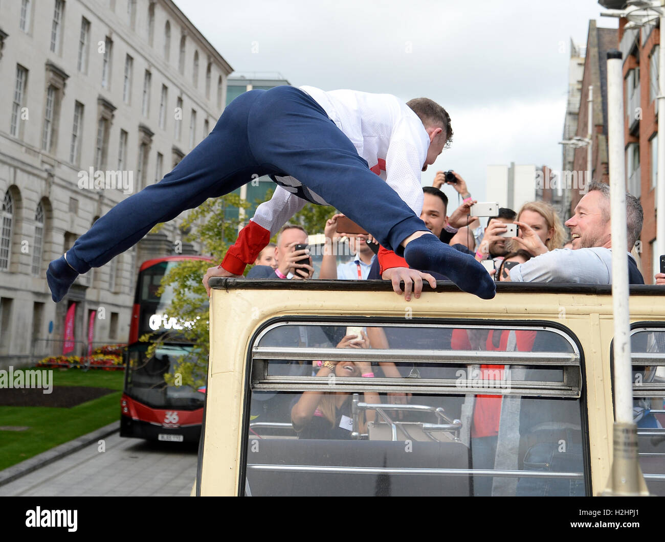 Großbritanniens Nil Wilson zeigt seine gymnastischen Fähigkeiten auf dem offenen Bus während der Heimkehr-Veranstaltung in Leeds City Centre. Stockfoto