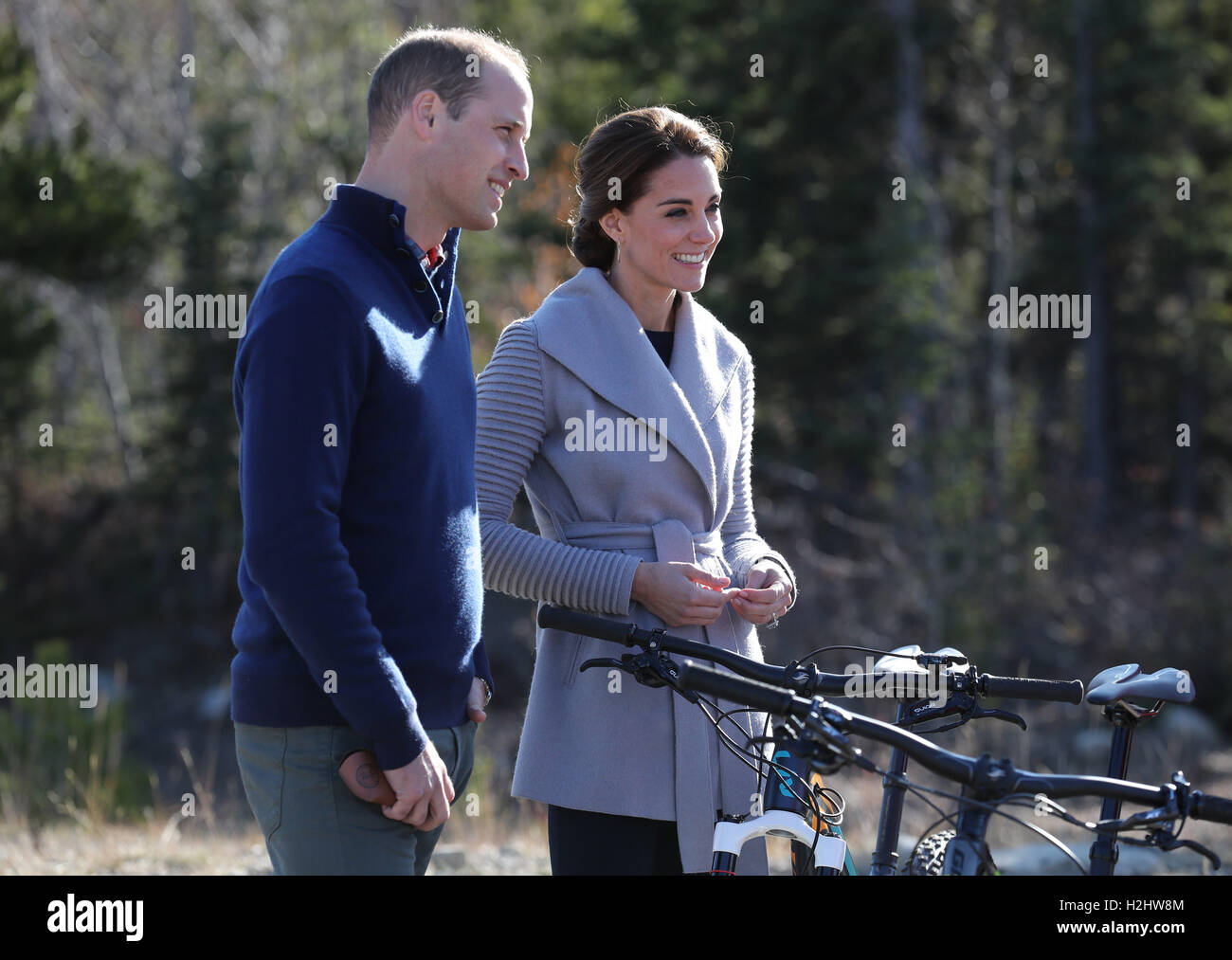 Der Herzog und die Herzogin von Cambridge sprechen Sie mit Einheimischen auf Montana Berg in der Nähe von Carcross, Kanada, am fünften Tag der königlichen Tour nach Kanada. Stockfoto