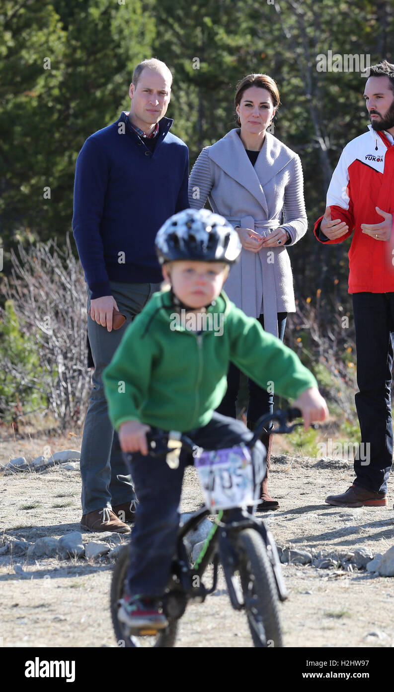 Der Herzog und die Herzogin von Cambridge beobachten Kinder auf Fahrrädern auf Montana Berg in der Nähe von Carcross, Kanada, am fünften Tag der königlichen Tour nach Kanada. Stockfoto