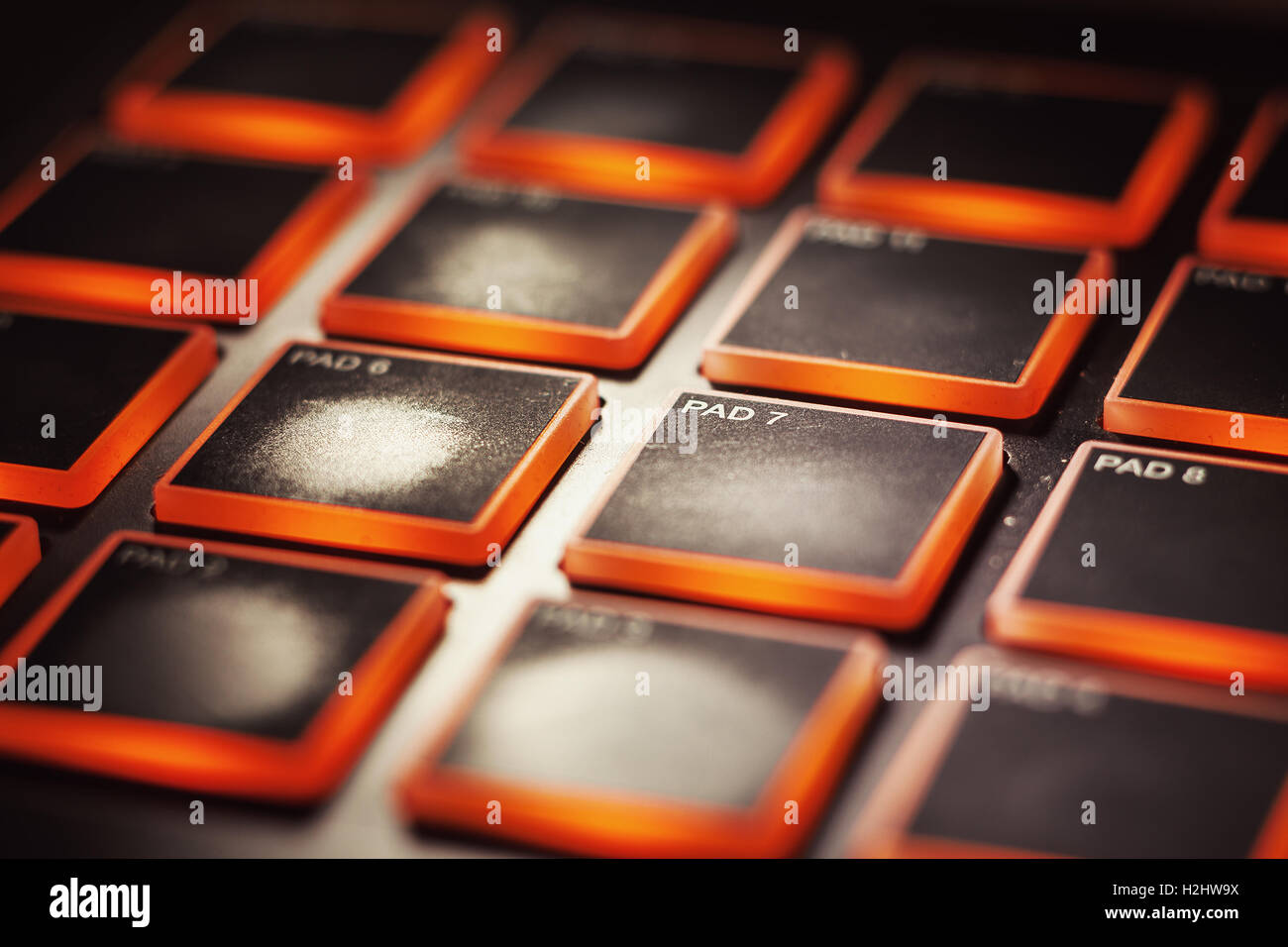 Teil eines modernen verwendet MIDI-Controller, Blick auf die Pads für Finger Trommeln. Stockfoto