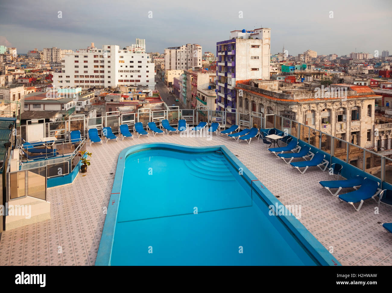 Pool auf der Dachterrasse im Hotel Deauville in Zentral-Havanna, Kuba. Stockfoto