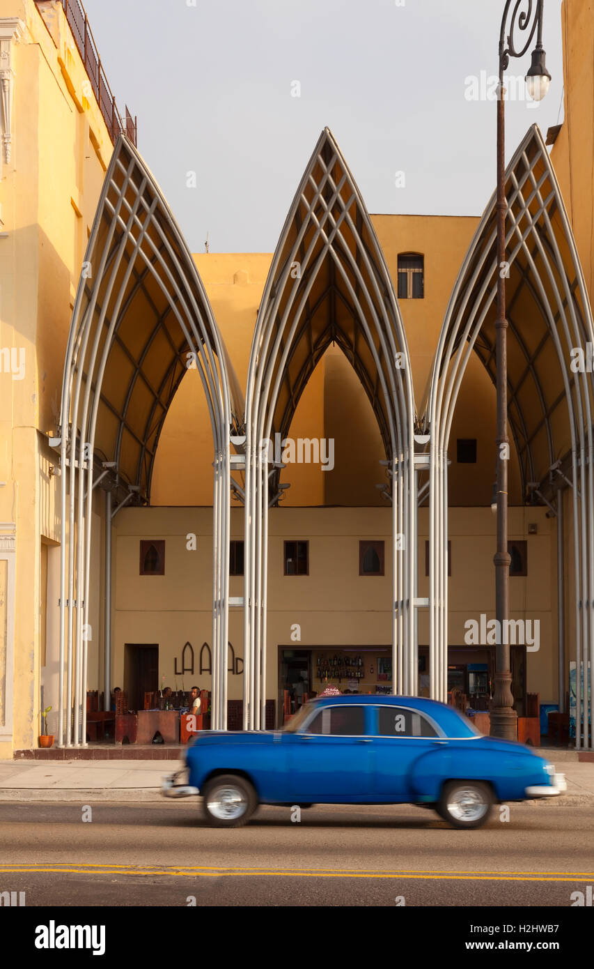 Amerikanische Oldtimer geht durch ein modernes Restaurant entlang der Malecón (Avenida de Maceo) in Zentral-Havanna, Kuba. Stockfoto