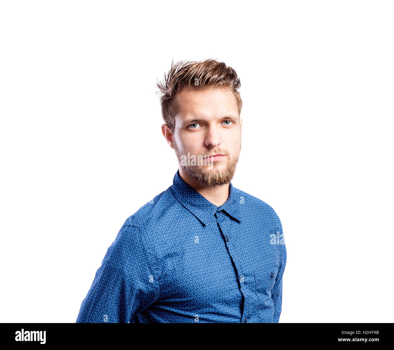 Hipster-Mann in blau Langarm-Shirt, Studio gedreht, isoliert Stockfoto