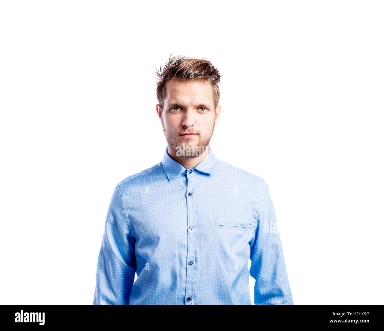 Hipster-Mann in blau Langarm-Shirt, Studio gedreht, isoliert Stockfoto