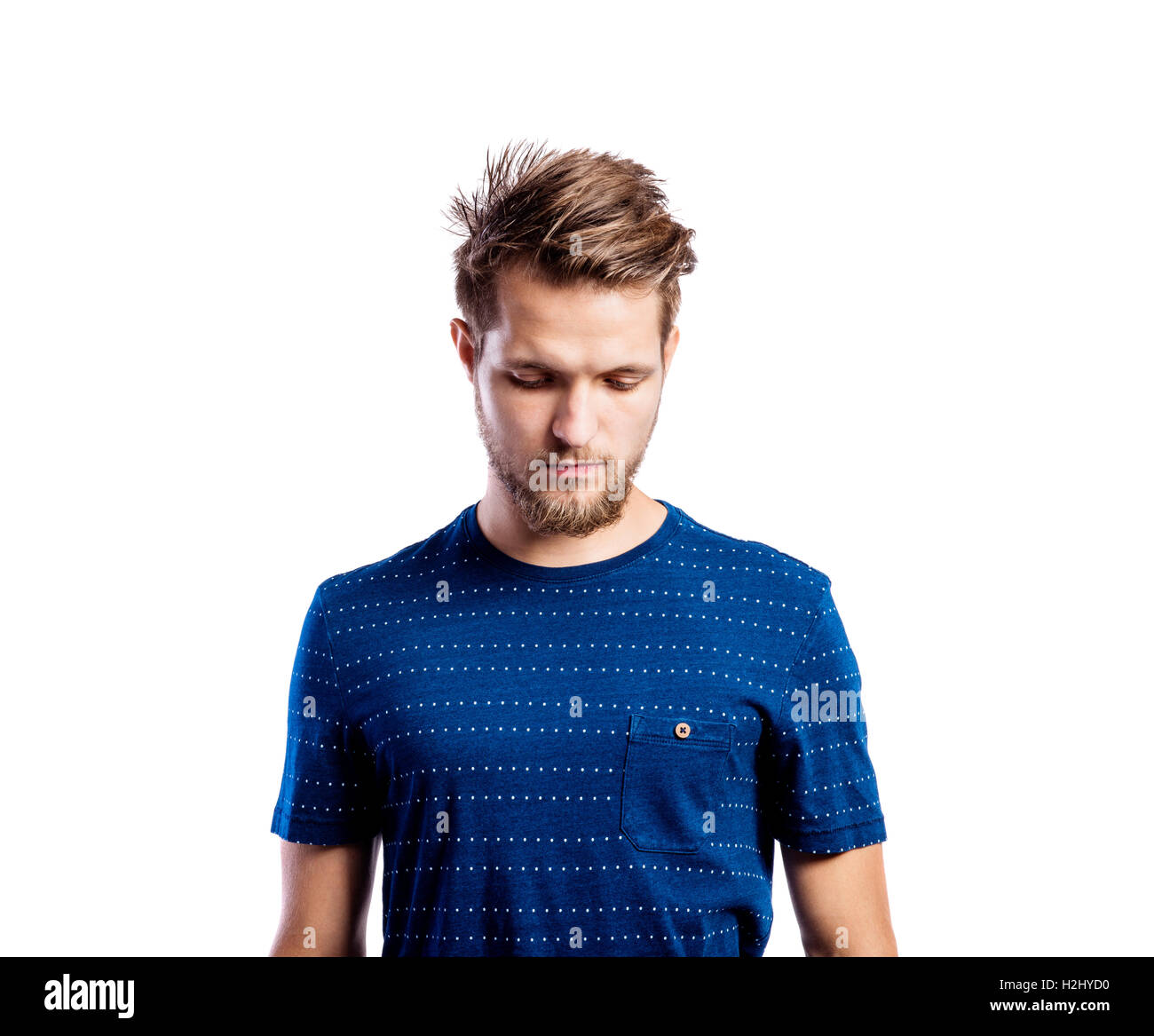 Hipster-Mann im gestreiften isoliert blaues T-shirt, Studio gedreht, Stockfoto