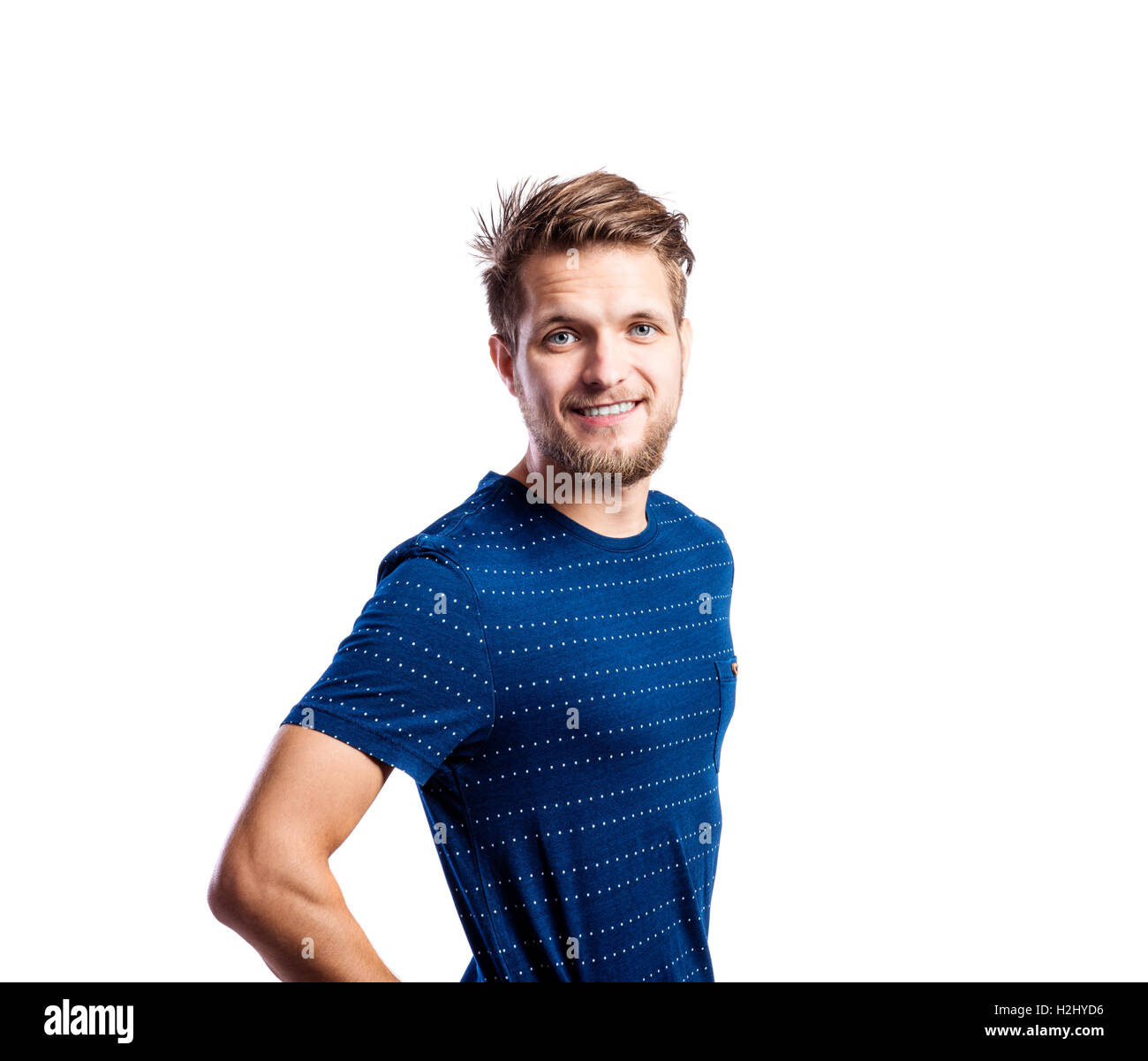 Hipster-Mann im gestreiften isoliert blaues T-shirt, Studio gedreht, Stockfoto