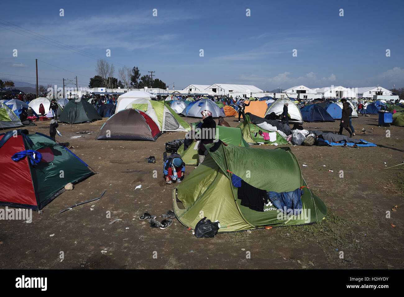 Zelte sind in einem Feld, in das Flüchtlingslager an der nördlichen griechischen Dorf Idomeni an der griechischen mazedonischen Grenze errichtet. Tausende von Flüchtlingen und Migranten saßen monatelang an der griechischen mazedonischen Grenze, im Flüchtlingslager in der Nähe des Dorfes Idomeni, bis die griechische Regierung beschlossen, das Gebiet zu evakuieren. Stockfoto
