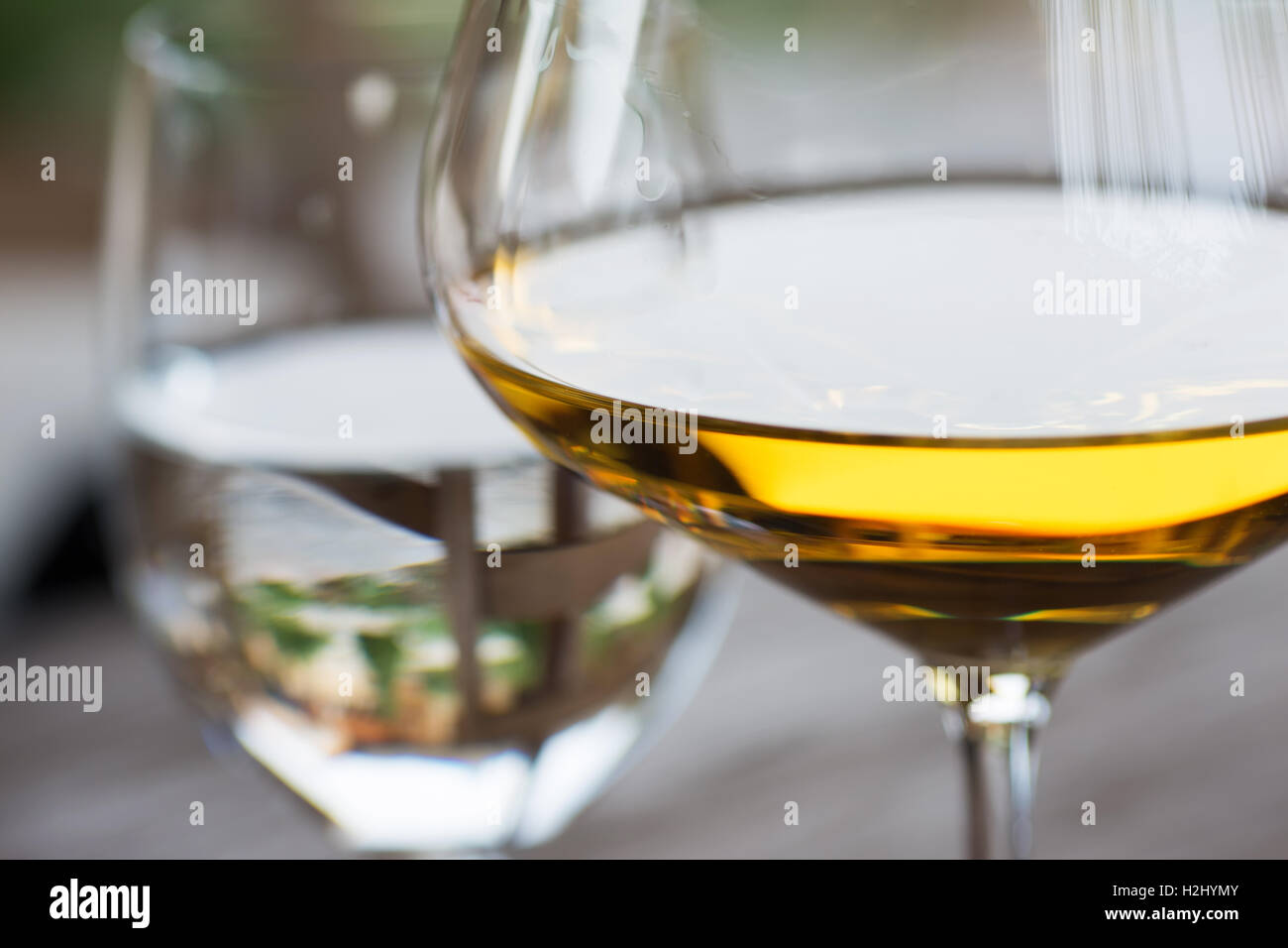 Glas Chardonnay weiß Wein schließen sich Stockfoto