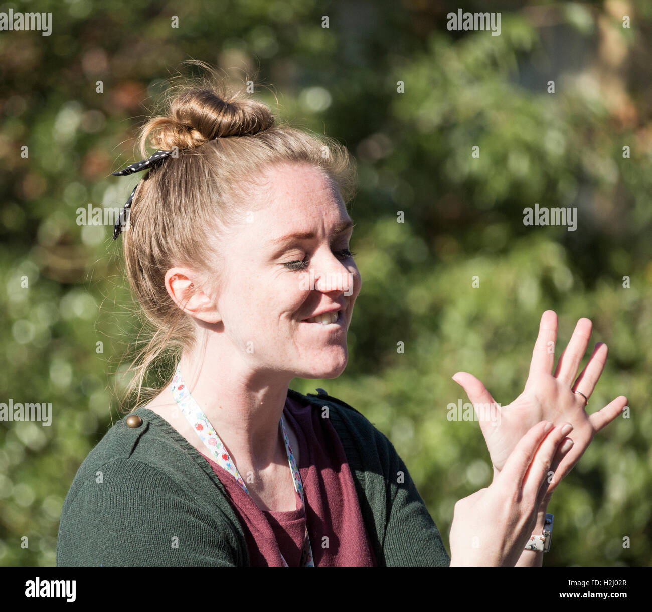 Weibliche Signer mit Gebärdensprache für Hörgeschädigte beim UK-Festival. Stockfoto