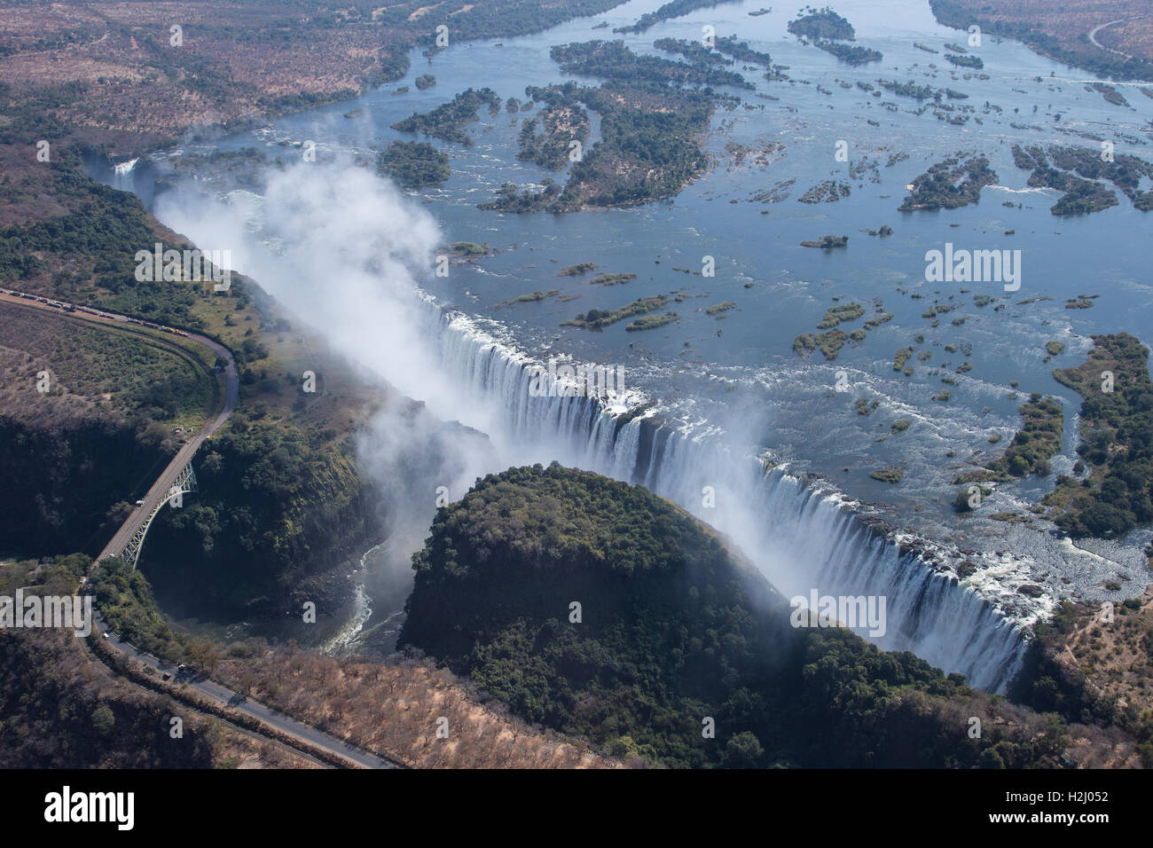 Luftaufnahme der Victoria-Fälle zeigen die Schlucht teilt, dass Sambia aus Simbabwe und Sambesi Fluss, der stürzt sich hinein Stockfoto