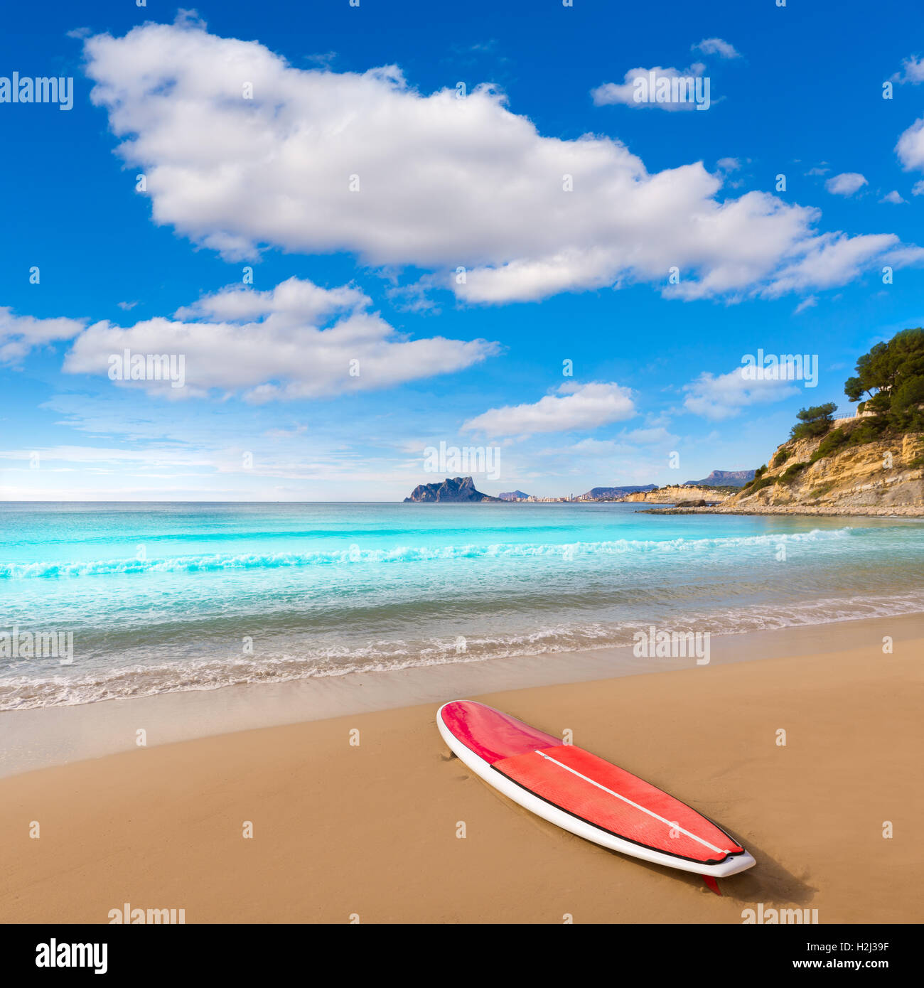 Moraira Playa El Portet Strand mit Paddel Surfbrett in Alicante Stockfoto