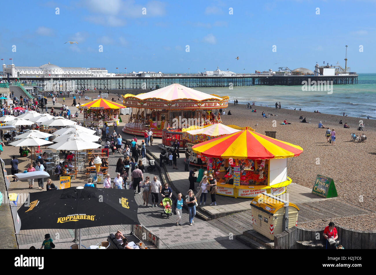 Direkt am Meer-Kirmes und Bars neben Brighton pier Stockfoto