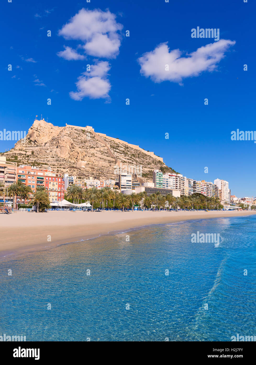 Alicante Postiguet Strand und Burg Santa Barbara in Spanien Stockfoto
