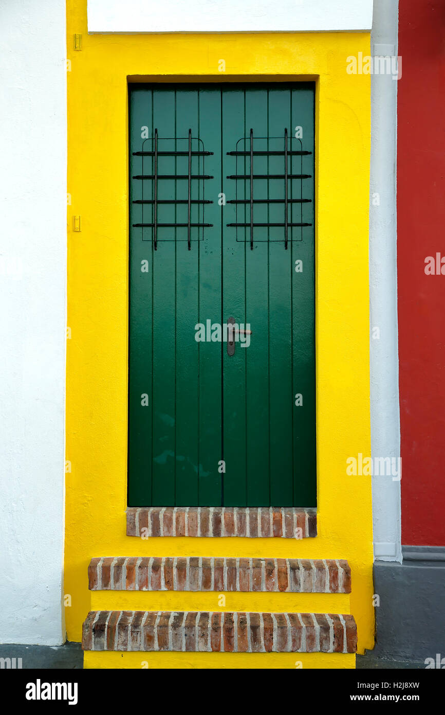 Grüne Tür mit gelben Rand, Old San Juan, Puerto Rico Stockfoto