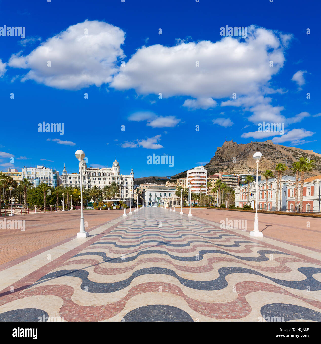 Alicante Stadt und Burg vom Hafen im Mittelmeer-Spanien Stockfoto