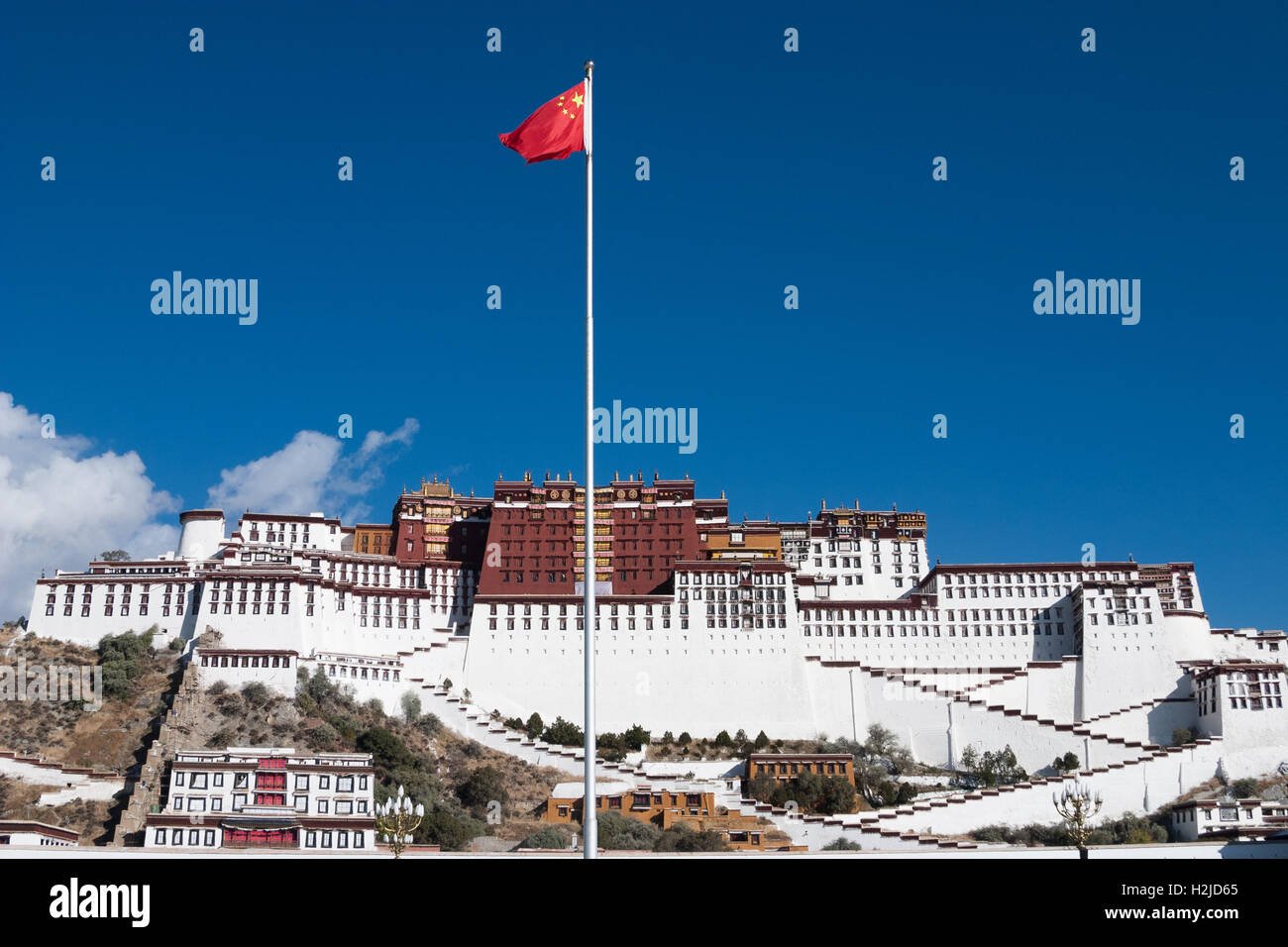 Der Potala-Palast in Lhasa, Tibet, hinter die chinesische Flagge Stockfoto