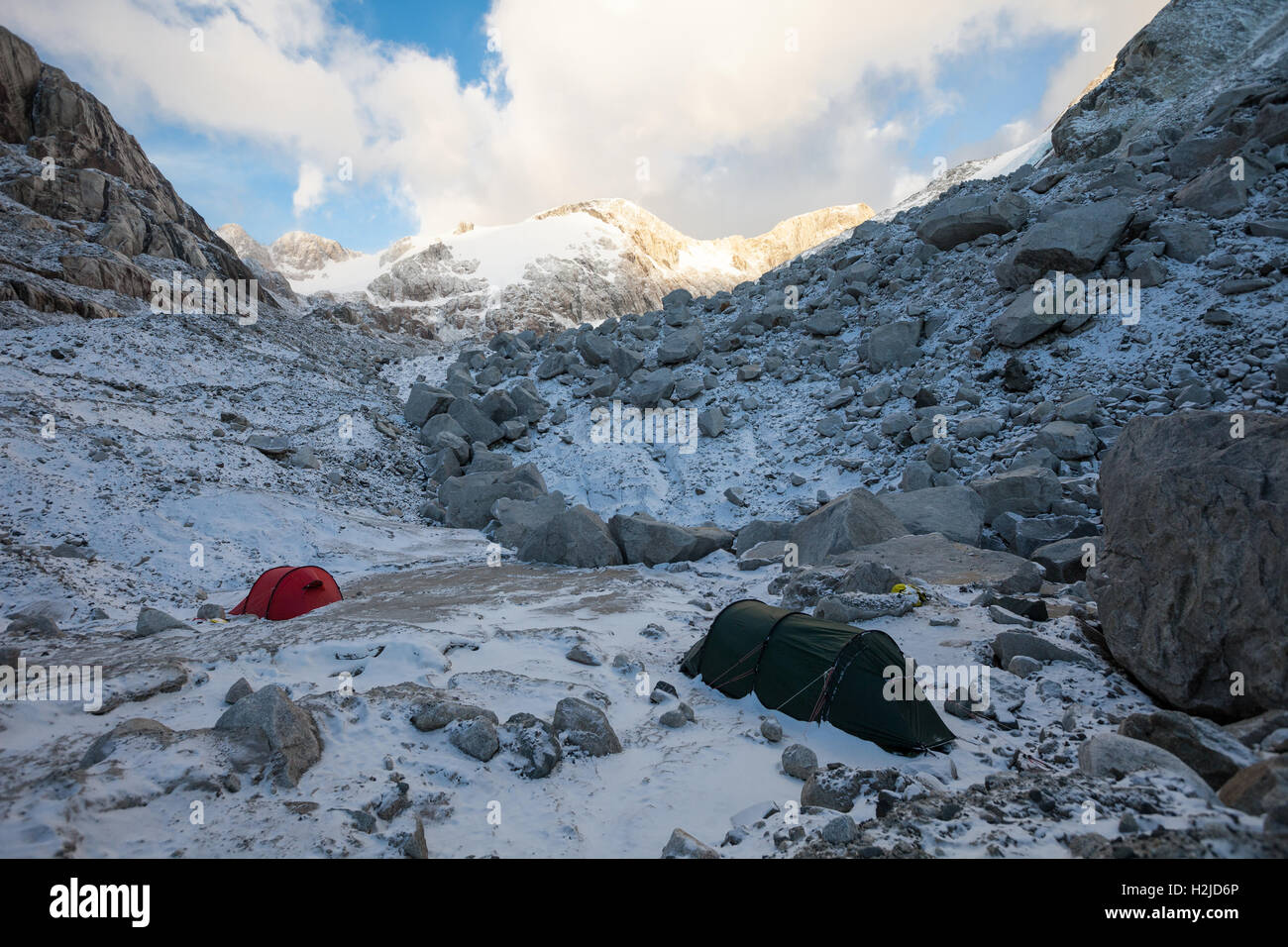 Zwei Bergsteiger Zelte am Morgen nach dem Sturm in den Bergen Patagoniens trotzen Stockfoto