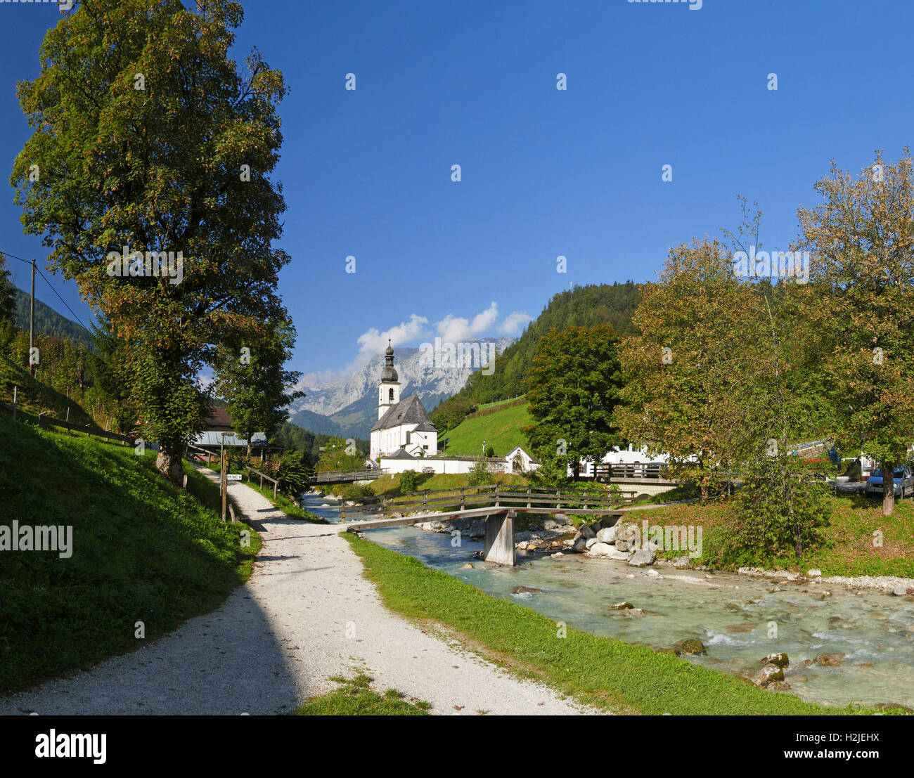 Bayern Berchtesgaden Nationalpark Ramsau St. Sebastian Church Fluss Ramsauer Ache Europa Deutschland Stockfoto