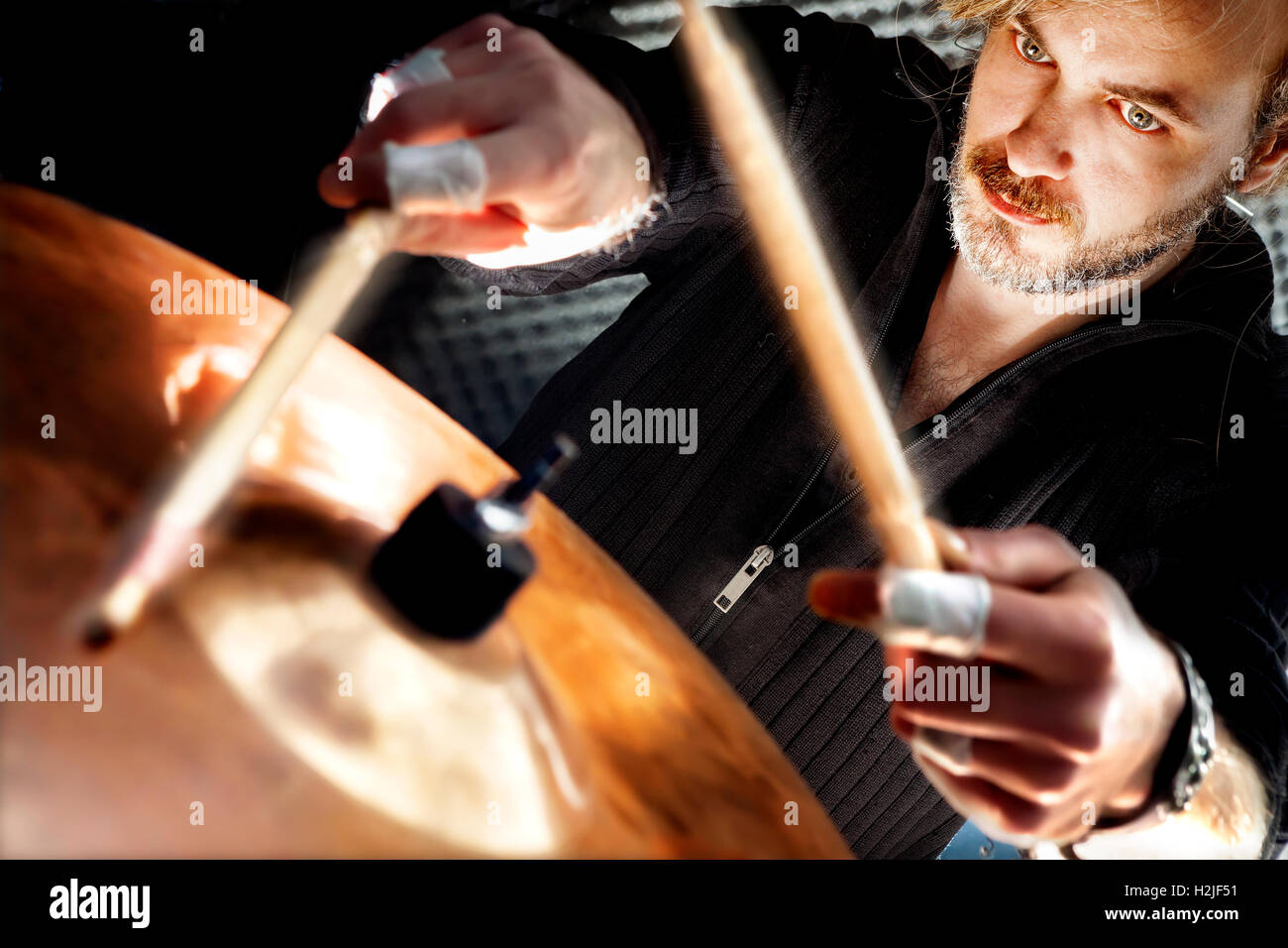 Mann, spielt die Trommel. Live-Musik-Hintergrund-Konzept. Schlagzeuger und Rockmusik Stockfoto