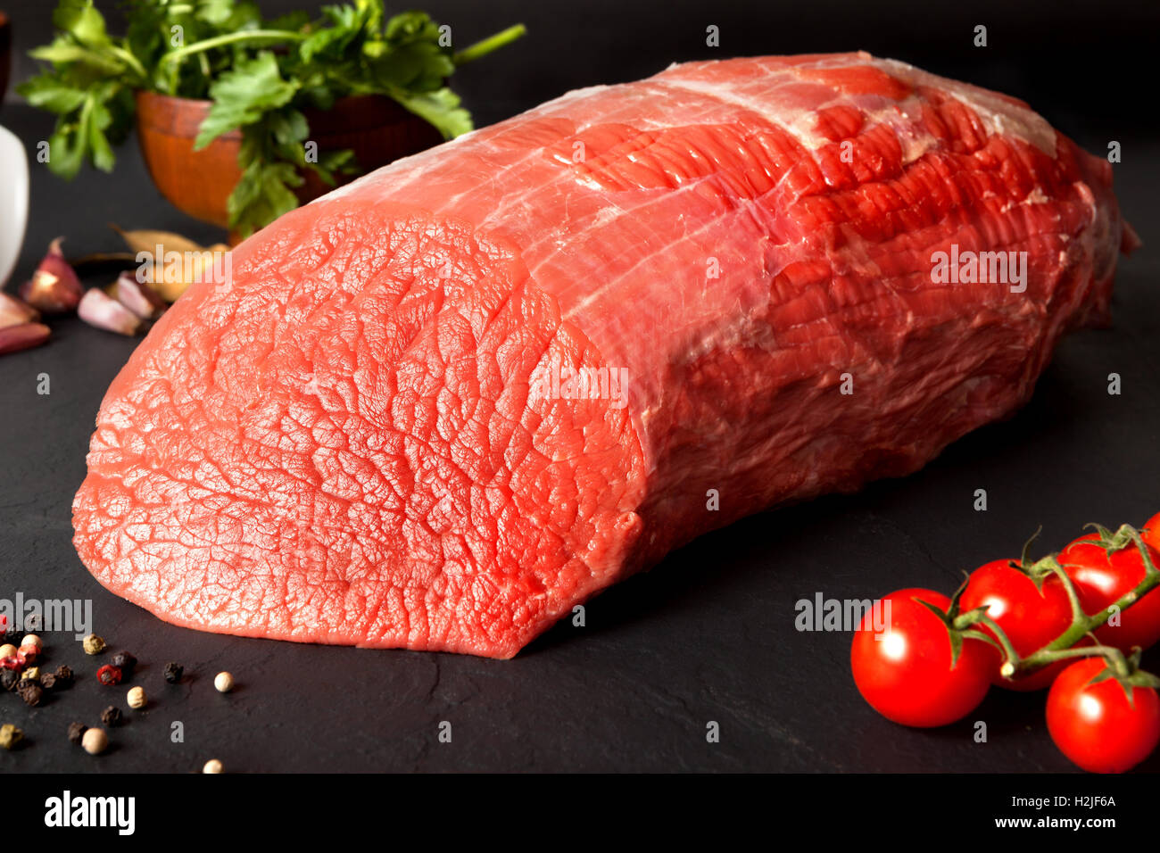Rohes Rindfleisch Stillleben Runde über schwarzem Grund Stockfoto