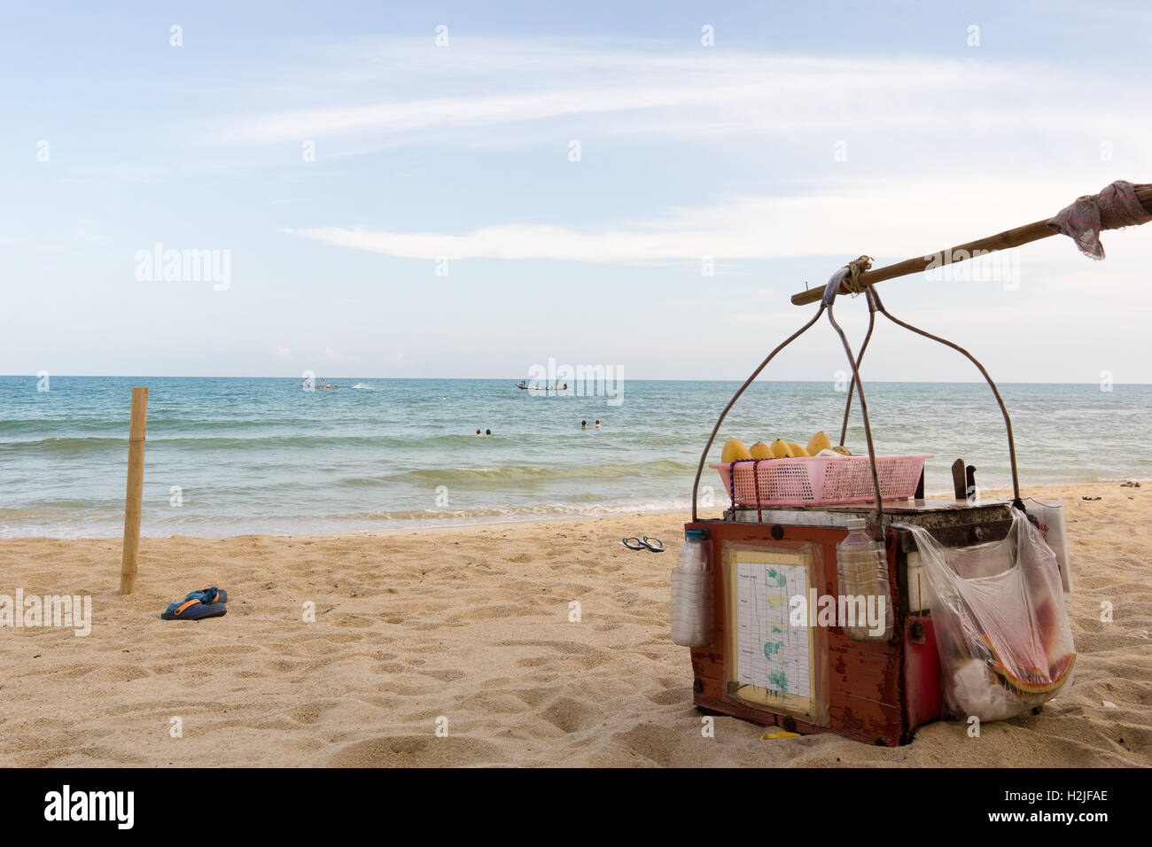 Nahaufnahme von einem Anbieter Korb stehend im Sand in der Nähe des Meeres Stockfoto