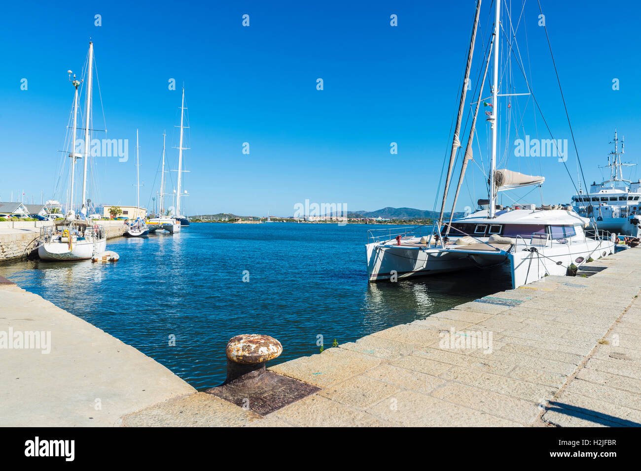 Katamaran, Yachten und Segelboote angedockt an der Marina in Olbia, Sardinien, Italien Stockfoto